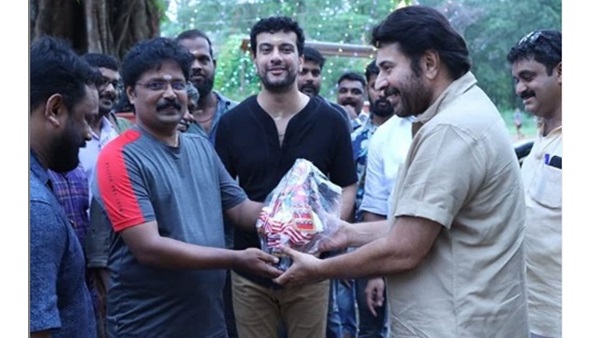 ആളൊരുങ്ങി അരങ്ങൊരുങ്ങി