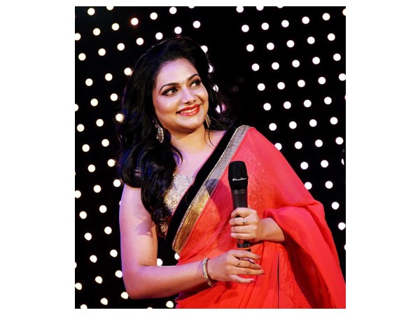 ഡൈനിംഗ് ടേബിളിന് മുകളില് കയറി