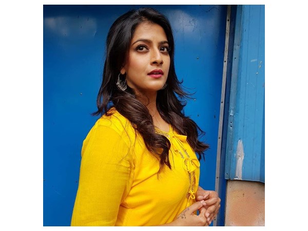 വില്ലത്തിയായും തിളങ്ങി
