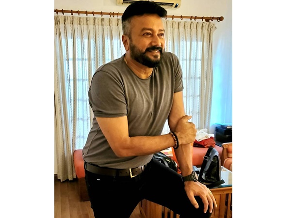 സാർ നായകന്റെ അച്ഛനാണ് ചേട്ടനല്ല