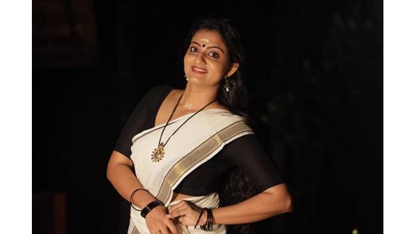 സിനിമയുടെ ഗ്ലാമര് ഒരിക്കലും പ്രിയങ്കയെ തൊട്ടതായി കണ്ടിട്ടില്ല. ഓഫ്ബീറ്റ് സിനിമകളിലാണ് അധികവും കാണാറുള്ളത്. ചെയ്ത കഥാപാത്രത്തെ കുറിച്ച് പറയുമ്പോള്...