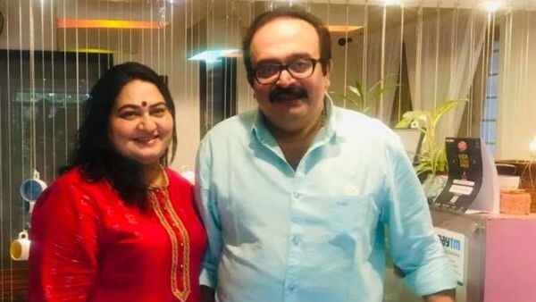 അച്ഛനാണ് ആദ്യം കൊടുക്കുന്നത്