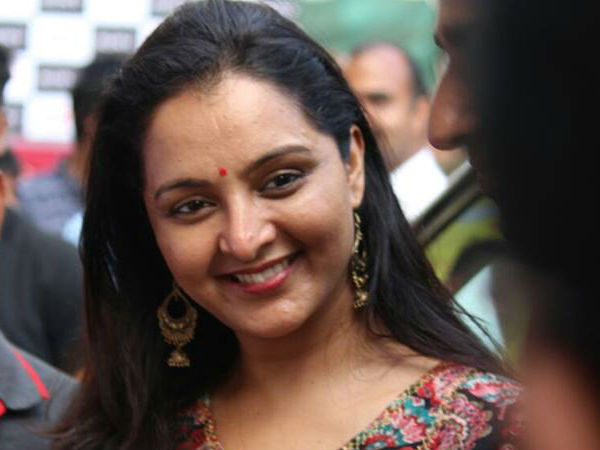 തൂവല്ക്കൊട്ടാരത്തില്