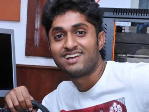 അച്ഛനെ പേടിച്ച് നാട് വിട്ടതാണ് തന്റെ സിനിമ ജീവിതത്തിന് തുടക്കം കുറിച്ചതെന്ന് ധ്യാന് ശ്രീനിവാസന്!! അച്ഛനെ പേടിച്ച് നാട് വിട്ടതാണ് തന്റെ സിനിമ ജീവിതത്തിന് തുടക്കം കുറിച്ചതെന്ന് ധ്യാന് ശ്രീനിവാസന്!!