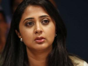 ആരും ചെയ്യാന് മടിക്കുന്ന കാര്യം, ധൈര്യത്തോടെ മരണത്തില് നിന്ന് അയാളെ കനിഹ രക്ഷിച്ചു !! ആരും ചെയ്യാന് മടിക്കുന്ന കാര്യം, ധൈര്യത്തോടെ മരണത്തില് നിന്ന് അയാളെ കനിഹ രക്ഷിച്ചു !!