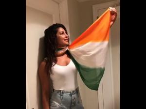 മോദിയുടെ മുന്നില് ഇറക്കം കുറഞ്ഞ വസ്ത്രം ധരിച്ചെത്തിയ പ്രിയങ്ക ദേശീയ പതാകയെ വസ്ത്രമാക്കിയോ? വിമര്ശനങ്ങള് ഇങ്ങനെ!!! മോദിയുടെ മുന്നില് ഇറക്കം കുറഞ്ഞ വസ്ത്രം ധരിച്ചെത്തിയ പ്രിയങ്ക ദേശീയ പതാകയെ വസ്ത്രമാക്കിയോ? വിമര്ശനങ്ങള് ഇങ്ങനെ!!!